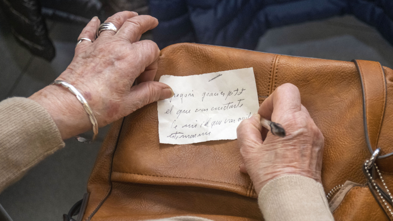 Missatge d'agraïment a una persona propera ja difunta escrit per una persona gran.