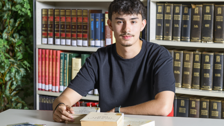 Tomás Cano, becari de la Fundació ”la Caixa” i estudiant de Dret i Filosofia a la Universitat Complutense de Madrid, a la biblioteca de Calasparra.