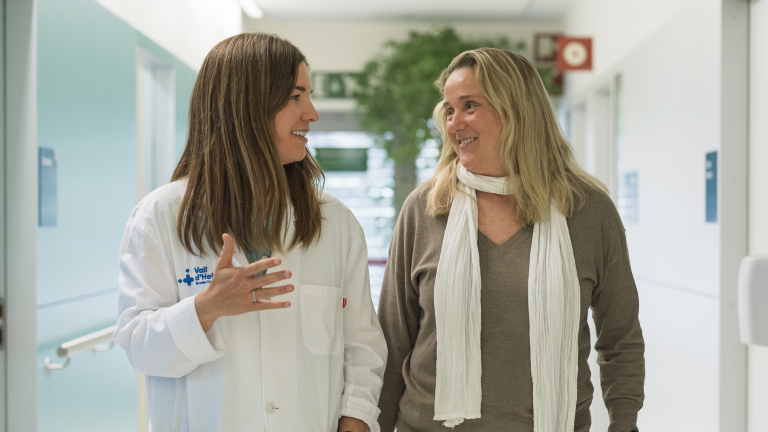 Núria García y Ana Zabalza en el CEMCAT del Hospital Universitario Vall d’Hebron de Barcelona.