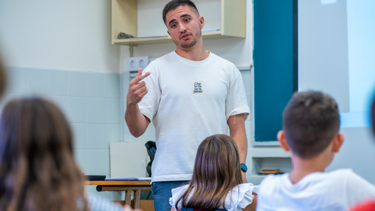 Joan Cruz dando clase en el colegio San Viator de Huesca.