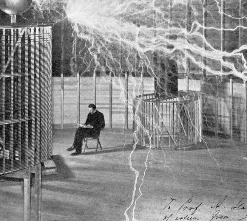 Nikola Tesla en su laboratorio de Palm Springs. © Getty Images.