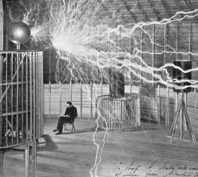 Nikola Tesla en su laboratorio de Palm Springs. © Getty Images.