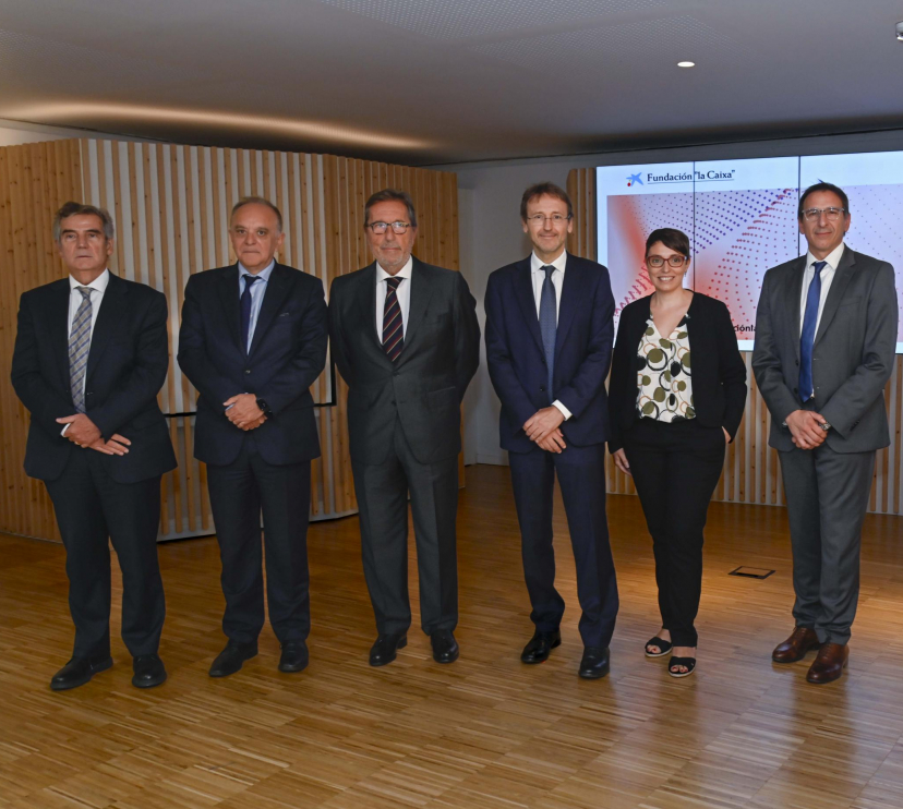 De izquierda a derecha: el director general del Hospital Clínic Barcelona, Josep Maria Campistol; el director gerente del Hospital Sant Joan de Déu Barcelona, Manel del Castillo; el director general de la Fundación ”la Caixa”, Antonio Vila Bertrán; el director de BCNatal y líder del proyecto, Eduard Gratacós; la especialista sénior de BCNatal y coordinadora científica sénior del proyecto, Elisenda Eixarch, y el director del Área de Relaciones con Instituciones de Investigación y Salud de la Fundación ”la Caixa”, Ignasi López, han presentado los resultados de la primera fase del proyecto CaixaResearch Placenta Artificial.