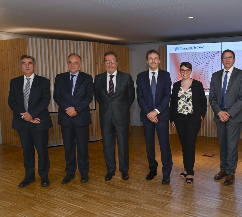 D’esquerra a dreta: el director general de l’Hospital Clínic Barcelona, Josep Maria Campistol; el director gerent de l’Hospital Sant Joan de Déu Barcelona, Manel del Castillo; el director general de la Fundació ”la Caixa”, Antoni Vila Bertrán; el director de BCNatal i líder del projecte, Eduard Gratacós; l’especialista sènior de BCNatal i coordinadora científica sènior del projecte, Elisenda Eixarch, i el director de l’Àrea de Relacions amb Institucions de Recerca i Salut de la Fundació ”la Caixa”, Ignasi López, han presentat els resultats de la primera fase del projecte CaixaResearch Placenta Artificial.