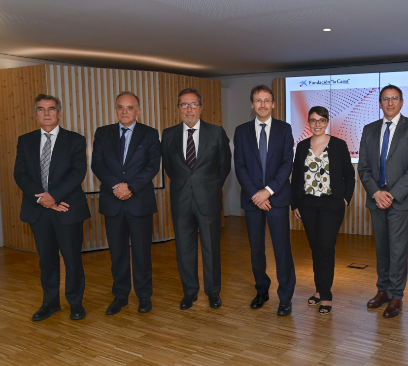 From left to right: Josep Maria Campistol, CEO of Hospital Clínic Barcelona, Manel del Castillo, CEO of Hospital Sant Joan de Déu, Antonio Vila Bertrán, CEO of ”la Caixa” Foundation, Eduard Gratacós, Director of BCNatal and project leader, Elisenda Eixarch, senior specialist at BCNatal and senior scientific coordinator of the project, and Ignasi López, Director of ”la Caixa” Foundation’s Office of Relations with Research and Health Institutions presented the results of the first phase in the CaixaResearch Artificial Placenta project.