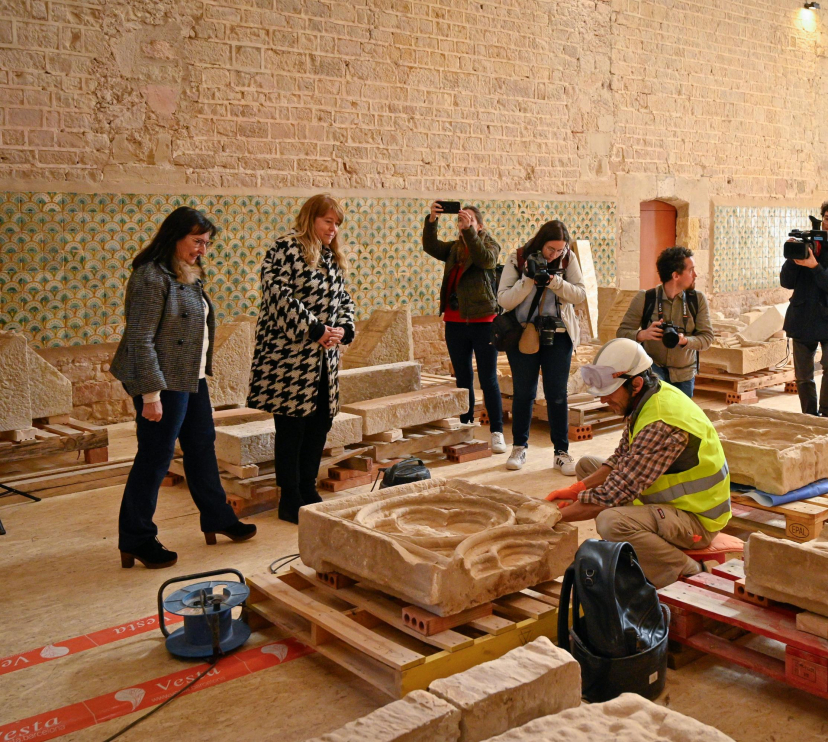 Visita de la restauración de sarcófagos del Reial Monestir de Santes Creus con la consellera Natàlia Garriga y la directora general adjunta de la Fundació "la Caixa", Elisa Durán 