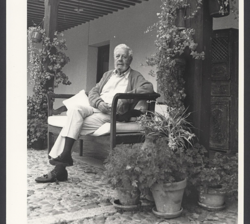 Foto de Luis García-Berlanga tomada en el porche de su casa en Somosaguas - Archivo Berlanga. Colección Filmoteca Española 