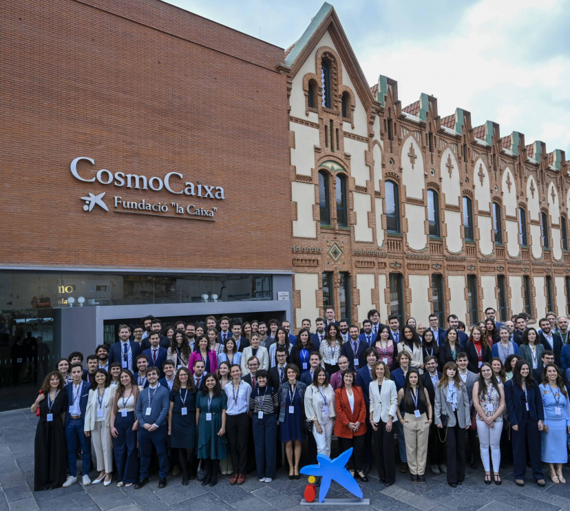 Foto de familia de la entrega de becas en el Museo de la Ciencia CosmoCaixa.