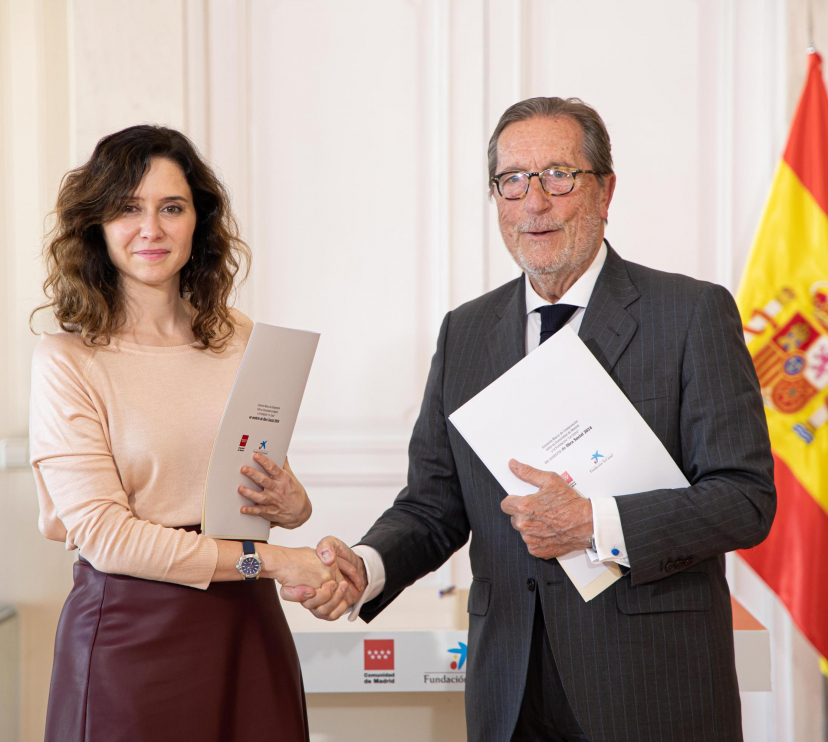 La presidenta de la Comunidad de Madrid, Isabel Díaz Ayuso, y el director general de la Fundación ”la Caixa”, Antonio Vila Bertrán, durante la firma del convenio.