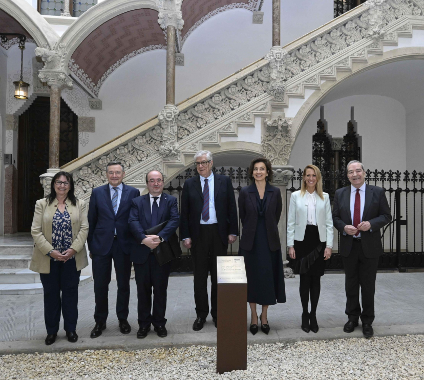 De izquierda a derecha, Elisa Duran, directora general adjunta de la Fundación ”la Caixa”; Ángel Simón, consejero delegado de CriteriaCaixa; Miquel Iceta, embajador delegado permanente de España en la Unesco; Juan José López Burniol, vicepresidente de la Fundación ”la Caixa”; Audrey Azoulay, directora general de la UNESCO; Maria Eugènia Gay, segunda teniente de alcaldía del Área de Derechos Sociales, Cultura, Educación y Ciclos de Vida del Ajuntament de Barcelona; y Jaume Lanaspa, presidente de la Oficina del Club de Roma a Barcelona