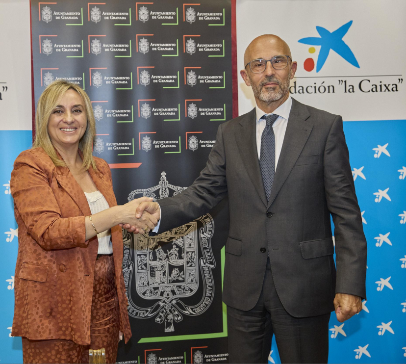 La alcaldesa de Granada, Marifrán Carazo, y el director corporativo de Territorio y Centros de la Fundación ”la Caixa”, Rafael Chueca, en la firma de un convenio cultural
