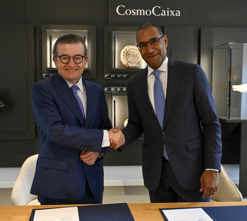El director general adjunt de la Fundació "la Caixa", Joan Ramón Fuertes, i el president del AMNH, Sean Decatur. 