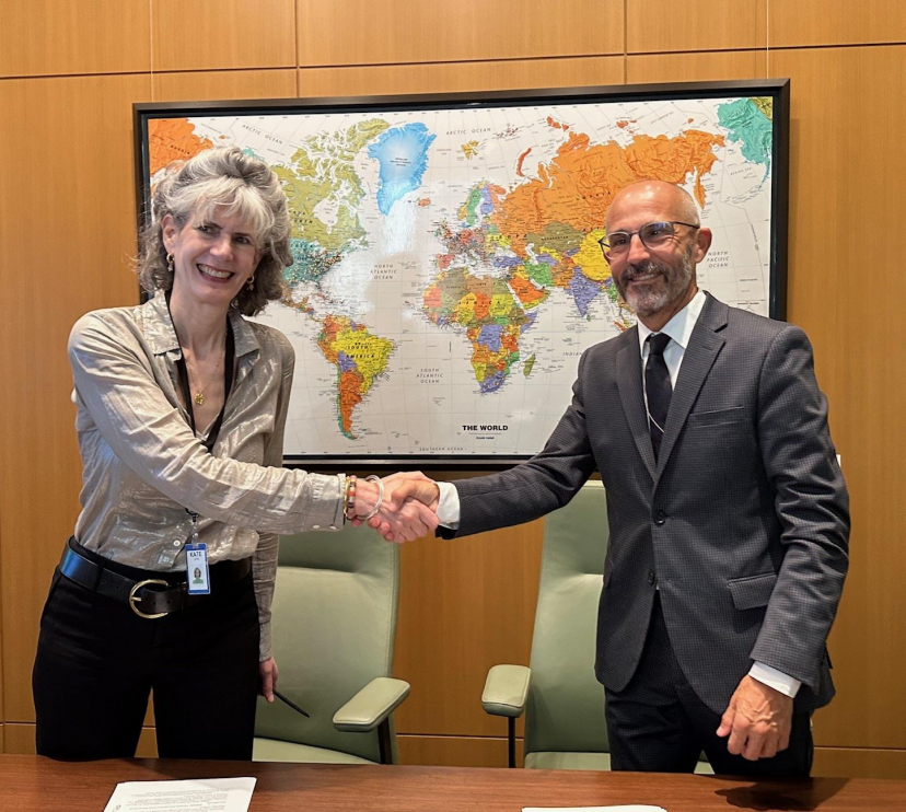 La directora del Programa de Artes de Bloomberg Philanthropies, Kate D. Levin, y el subdirector general de Cultura y Centros de la Fundación ”la Caixa”, Rafael Chueca, firman un acuerdo
