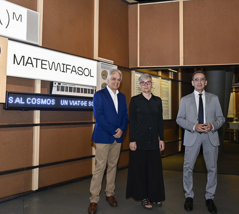 Los asesores de la exposición MateMiFaSol, Carlos Calderón y Magda Polo, con el director de CosmoCaixa, Valentí Farràs