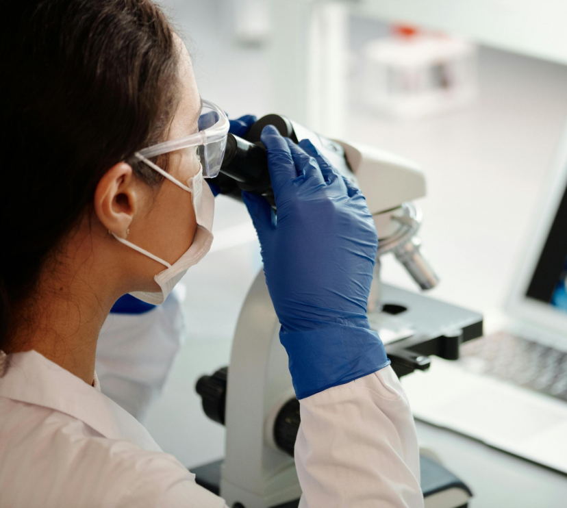 Imatge d'una científica al laboratori.