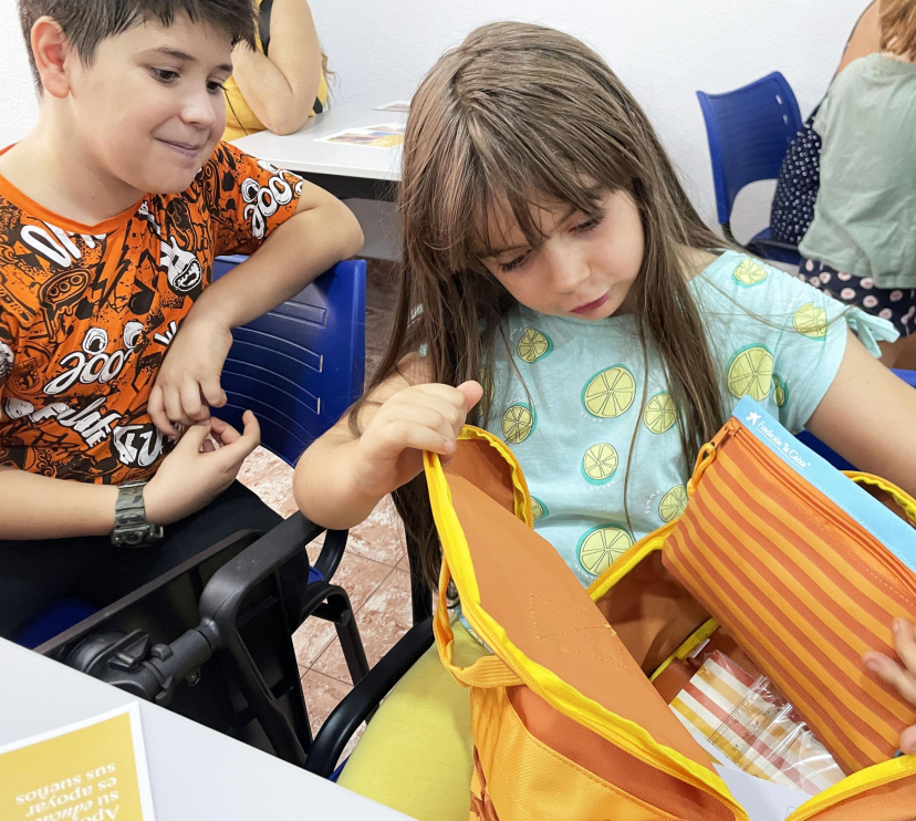 Los niños que atiende CaixaProinfancia recibirán material escolar.