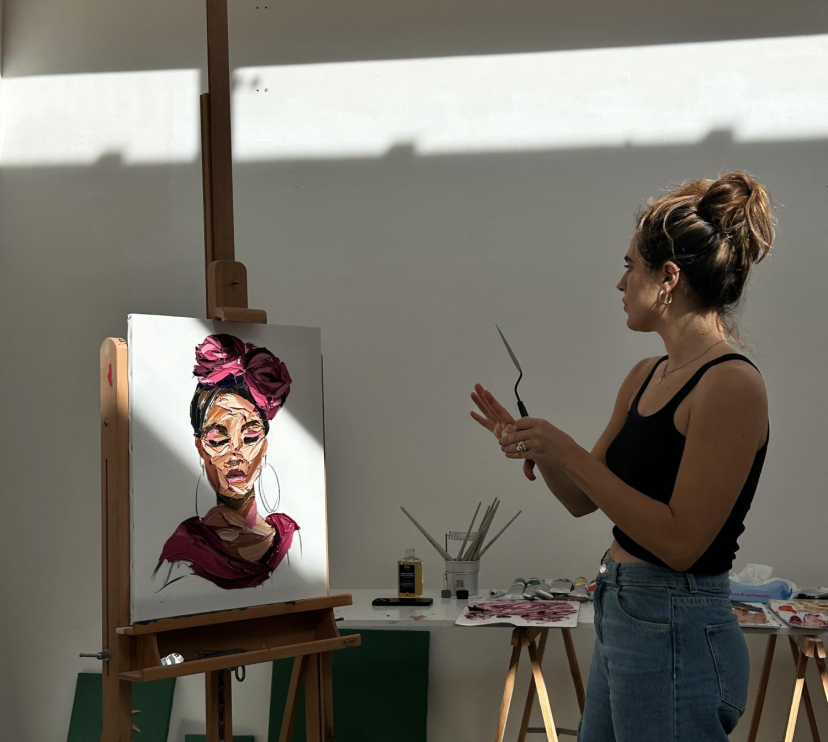 Elena Gual ha desarrollado una técnica distintiva de pintura con espátula con la que crea texturas y capas.