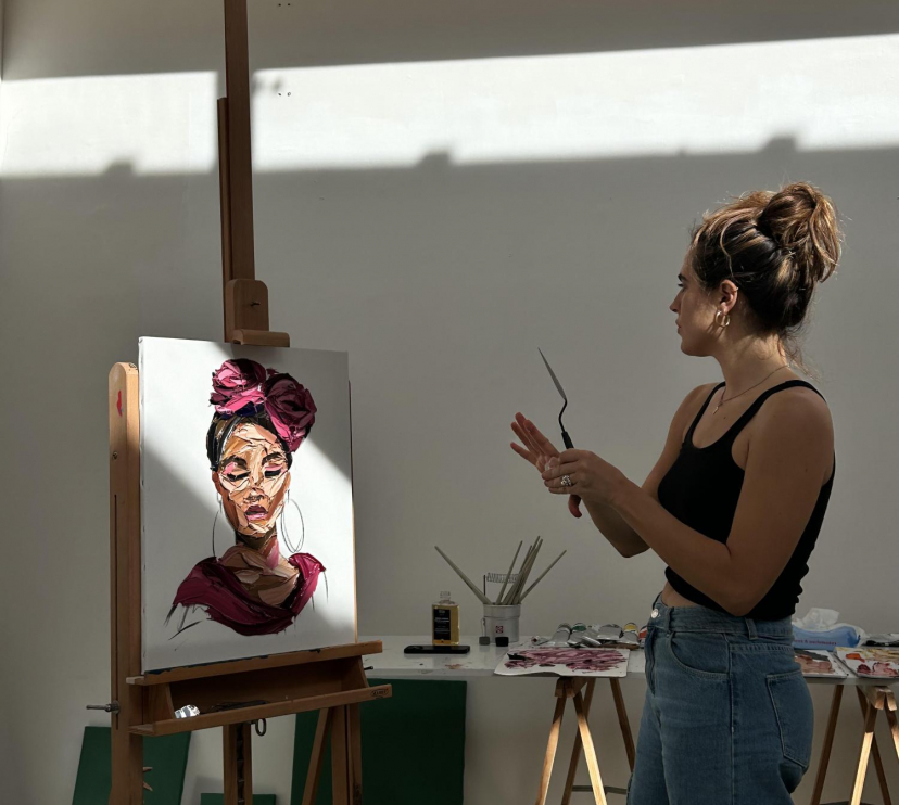 Elena Gual ha desarrollado una técnica distintiva de pintura con espátula con la que crea texturas y capas.