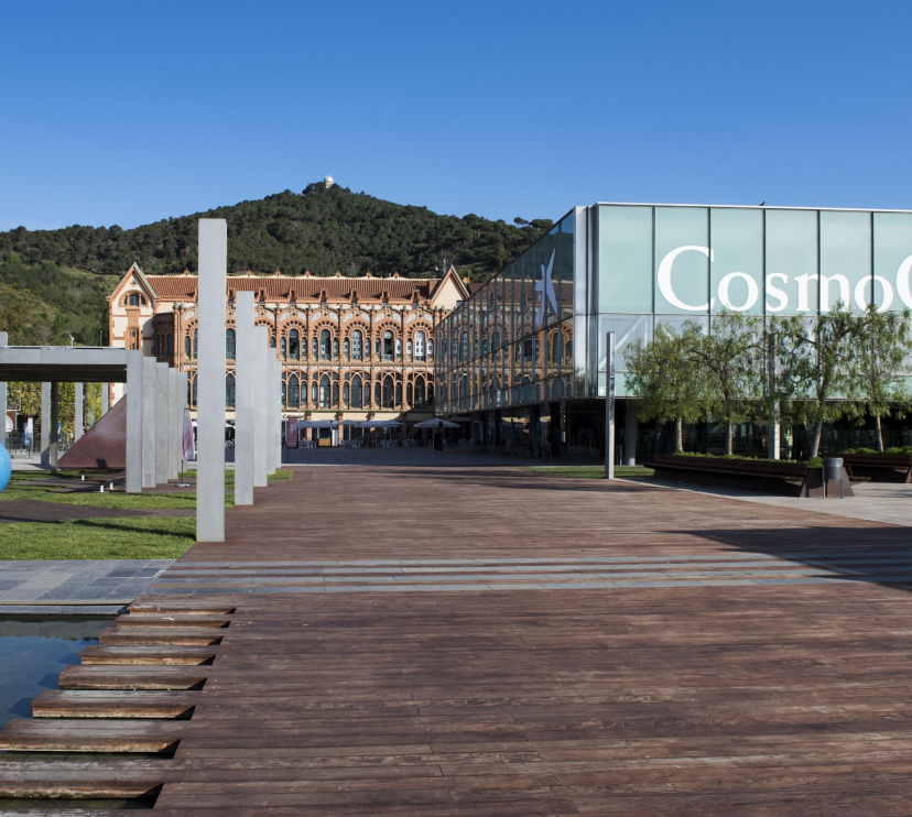 Visión general de la plaza de la Ciencia de CosmoCaixa.