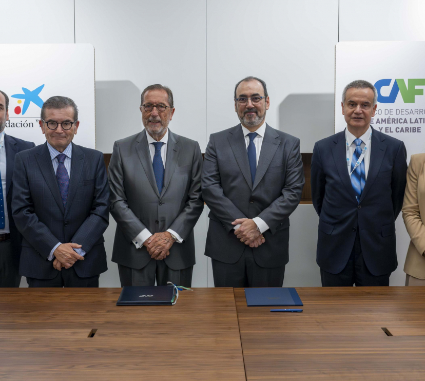 Foto de familia de la firma del convenio entre la CAF y la Fundación "la Caixa".