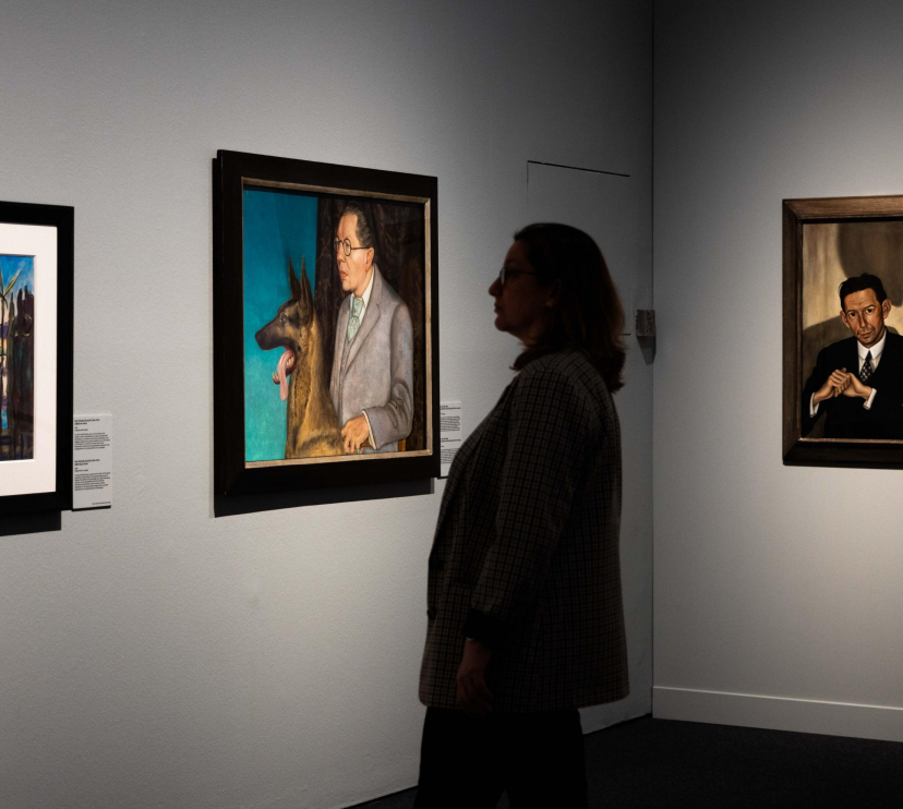 Una visitante en la exposición Tiempos inciertos. Alemania entre guerras.