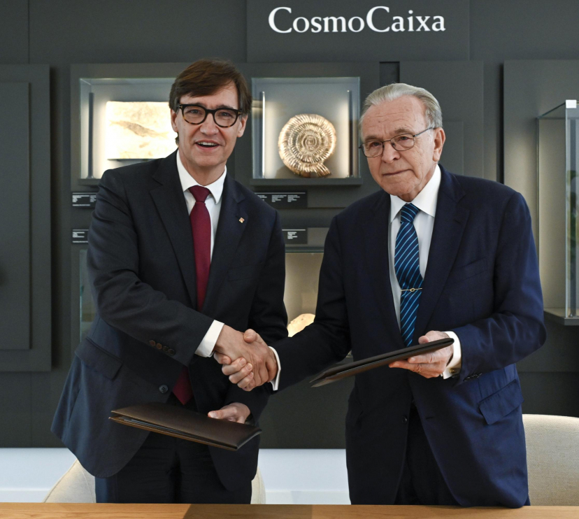 El president de la Generalitat de Catalunya, Salvador Illa, y el presidente de la Fundación ”la Caixa”, Isidro Fainé, durante la firma del acuerdo.