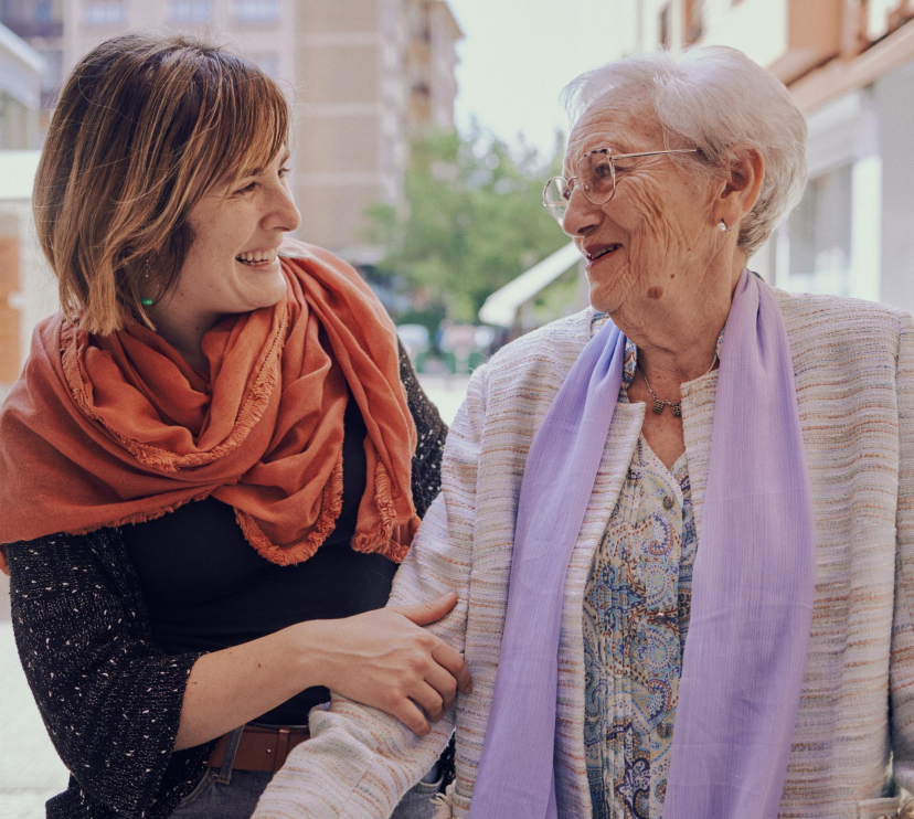 D'esquerra a dreta: Isabel Lecumberri (tècnica del Programa Sempre Acompanyats de la Fundació Pauma) i Mercedes Garralda (beneficiària del programa Sempre Acompanyats de la Fundació ”la Caixa”).