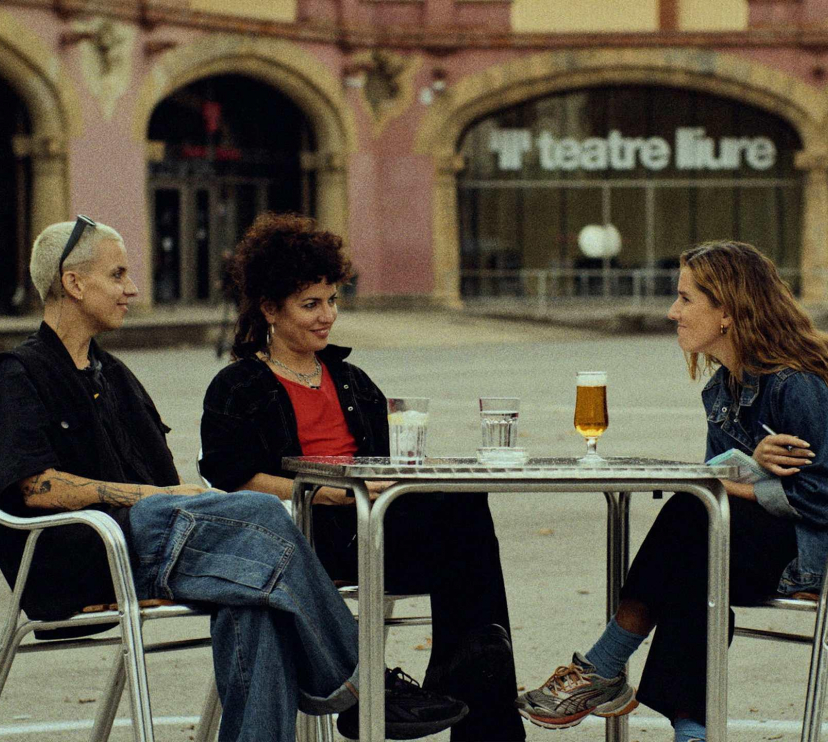 Les Impuxibles protagonizan el primer capítulo de La plaça en CaixaForum+, una entrevista a cargo de Andrea Gumes.