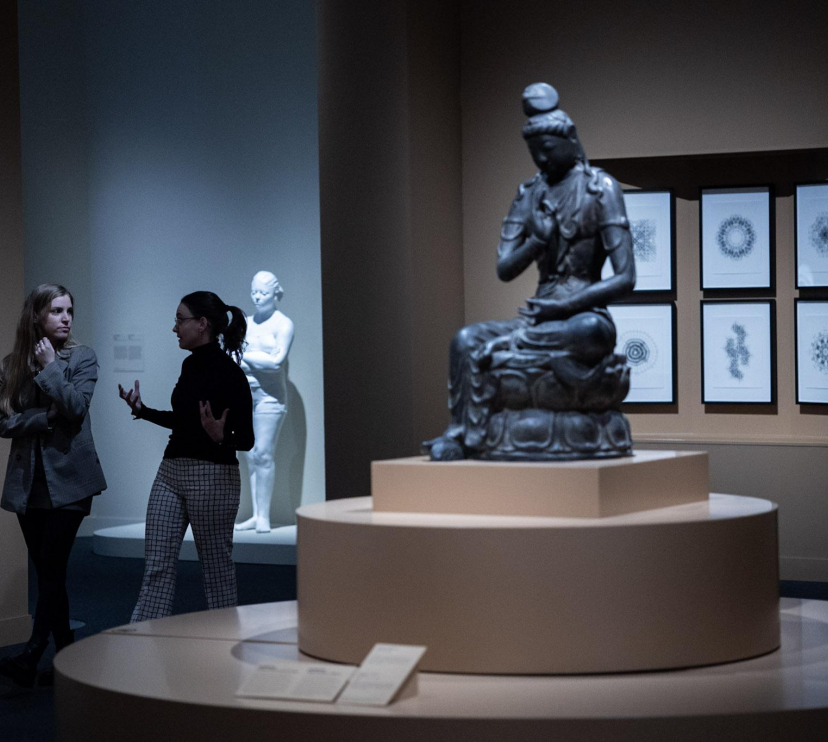 Visitantes en una de las salas de la exposición.