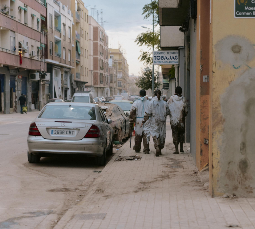 Un grup de persones caminant pel carrer després de retirar runes.