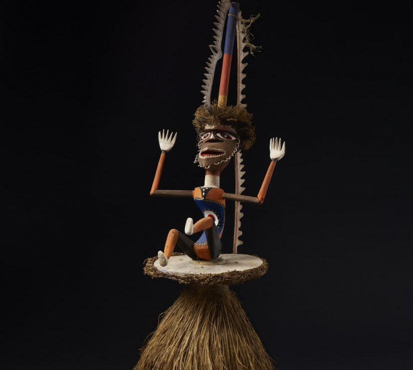 Tocat de dansa de Nova Bretanya, Papua Nova Guinea. Dècada de 1980. Fusta, fibra i fulla de falguera.
