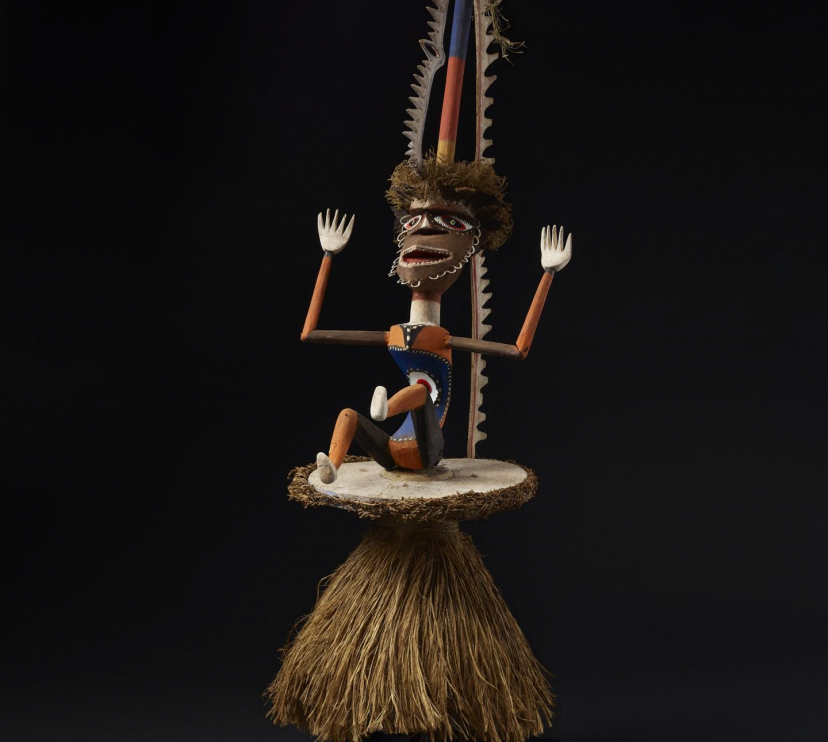 Tocado de danza de Nueva Bretaña, Papúa Nueva Guinea. Década de 1980. Madera, fibra y hoja de helecho.