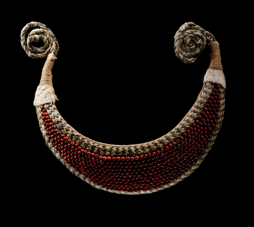 Ornamento de las islas Marquesas. 1800-1850. Coco, corteza, fibra de coco y semilla de abrus.