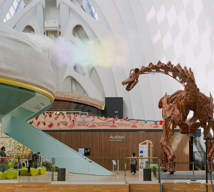 Vista general del Patagotitan Mayorum a la plaça Ágora de CaixaForum València.