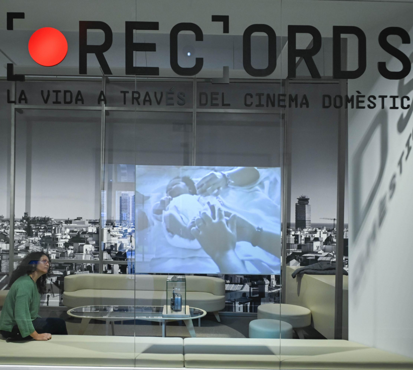 Imagen de la exposición Recuerdos. La vida a través del cine doméstico en CaixaForum Barcelona.