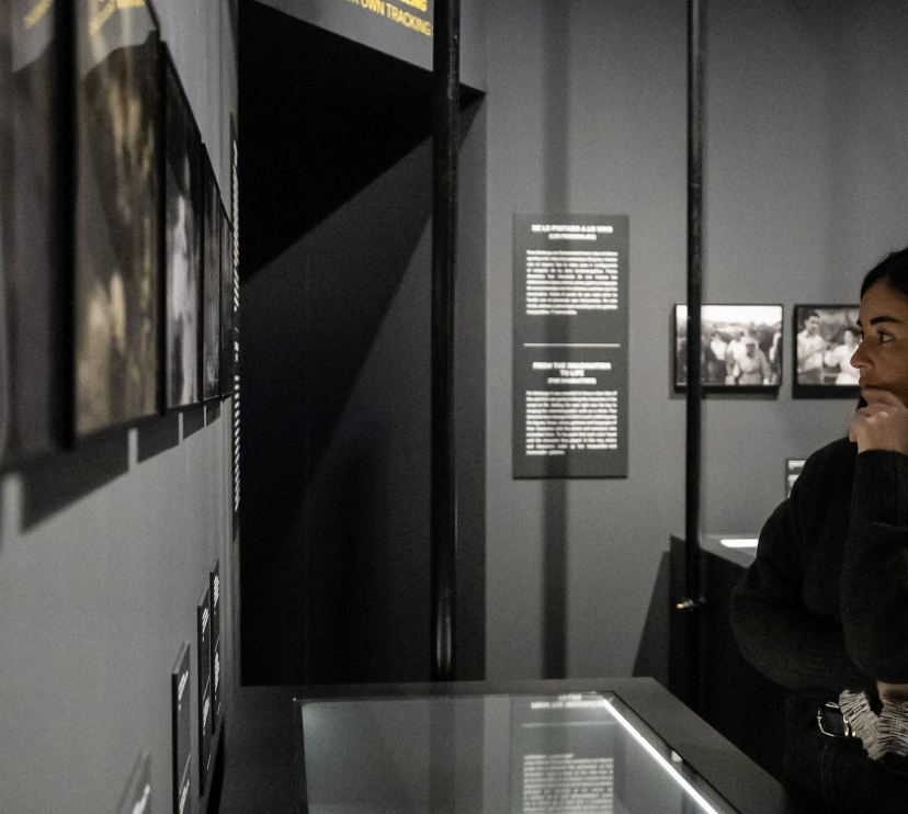 Una mujer en la muestra «Berlanga. Cine, vida y humor» en CaixaForum Zaragoza.
