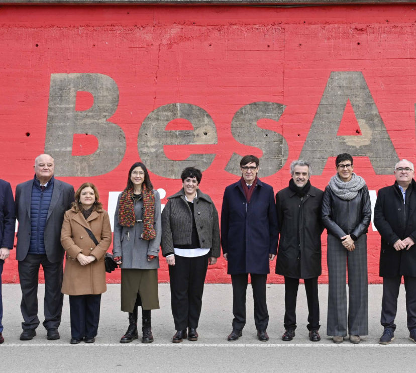 Fotografia de familia de la comitiva institucional que ha donat avui suport i reconeixement al projecte BesArt. The River Museum.