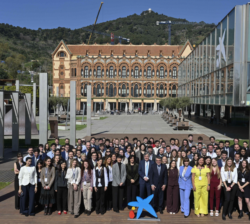 Foto de familia en el acto de entrega de becas de doctorado y posdoctorado de la Fundación ”la Caixa”, celebrado en el Museo de la Ciencia CosmoCaixa.