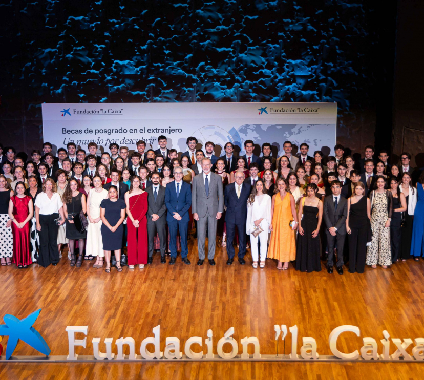 Family photo of the fellowship recipients of the ”la Caixa” Foundation Postgraduate Fellowship Programme.