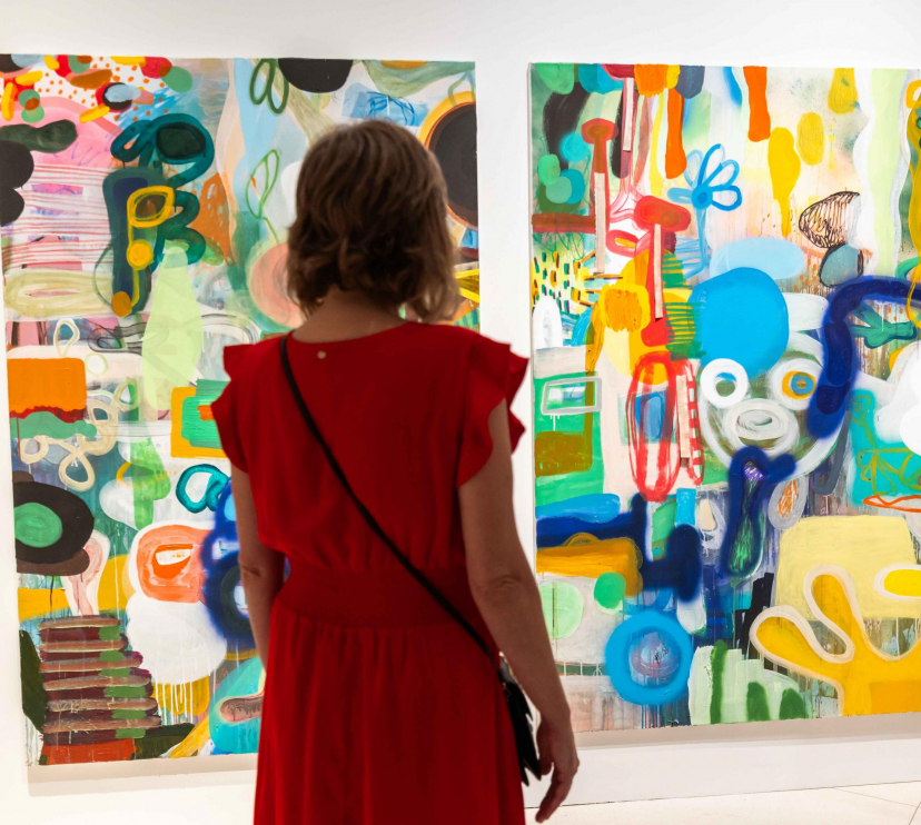 Una mujer admirando algunas de las obras expuestas en la muestra «Rumores infundados. Javier y Rafa Forteza» en CaixaForum Madrid.