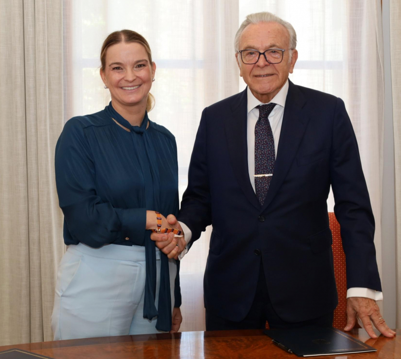 La presidenta del Govern de les Illes Balears, Margalida Prohens, i el president de la Fundació ”la Caixa”, Isidre Fainé, a la signatura de l'acord que reforça la col·laboració entre les dues institucions.