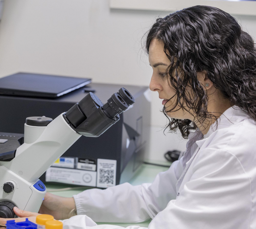 La investigadora Mireia López Siles, al laboratori de la Universitat de Girona.