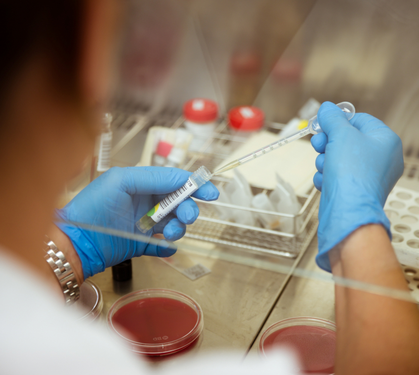 Imagen de una investigadora en el laboratorio.