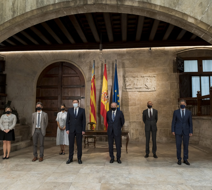 Foto de familia del presidente de la Generalitat Valenciana, Ximo Puig; el presidente de la Fundación ”la Caixa”, Isidro Fainé; el director territorial de CaixaBank en la Comunitat Valenciana, Xicu Costa; el director corporativo de Territorio y Centros de la Fundación “la Caixa”, Rafael Chueca; el responsable territorial de la Fundación “la Caixa” en Valencia, Álvaro Borrás; la delegada de la Fundación “la Caixa” en Castellón, Soraya Casado, y la delegada de la Fundación “la Caixa” en Murcia y Alicante, Lourdes Toribio.