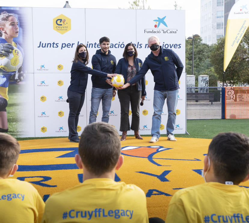 De izquierda a derecha: la directora de la Fundación Cruyff, Pati Roura; el futbolista del Valencia CF y padrino del Cruyff Court, Carlos Soler; la teniente de alcalde y concejala de Deportes del Ayuntamiento de Valencia, Pilar Bernabé, y el responsable comercial del área corporativa de Educación y Marketing de la Fundación ”la Caixa”, Alejandro Fernández, han inaugurado el Cruyff Court Carlos Soler.