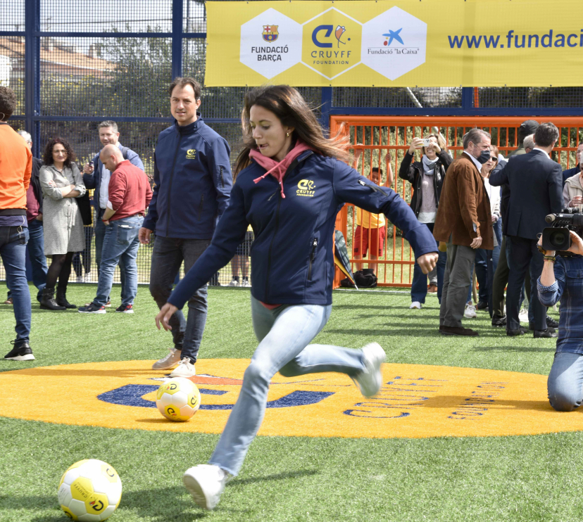 Aitana Bonmatí lanzando un penalti en el Cruyff Court.