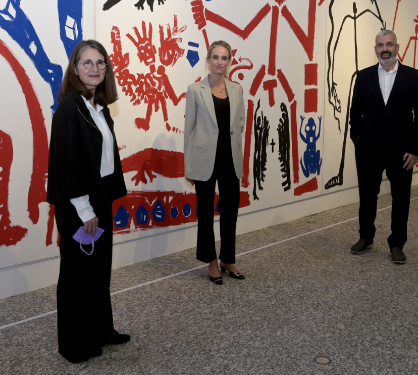 De izquierda a derecha: Nimfa Bisbe, jefa de las colecciones de arte de la Fundación ”la Caixa” y comisaria de la exposición; Carmen Arias Romero, directora de la Fundación Barrié, y Ignasi Miró Borrás, director Corporativo del Área de Cultura y Ciencia de la Fundación ”la Caixa”.