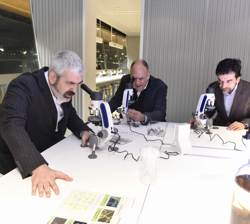 De izquierda a derecha: el director corporativo de Cultura y Ciencia de la Fundación ”la Caixa”, Ignasi Miró; el asesor científico del espacio, el biólogo y fotógrafo científico Rubén Duro, y el responsable de Exposiciones de Ciencia de la Fundación ”la Caixa”, Javier Hidalgo, en el Micrarium de CosmoCaixa.