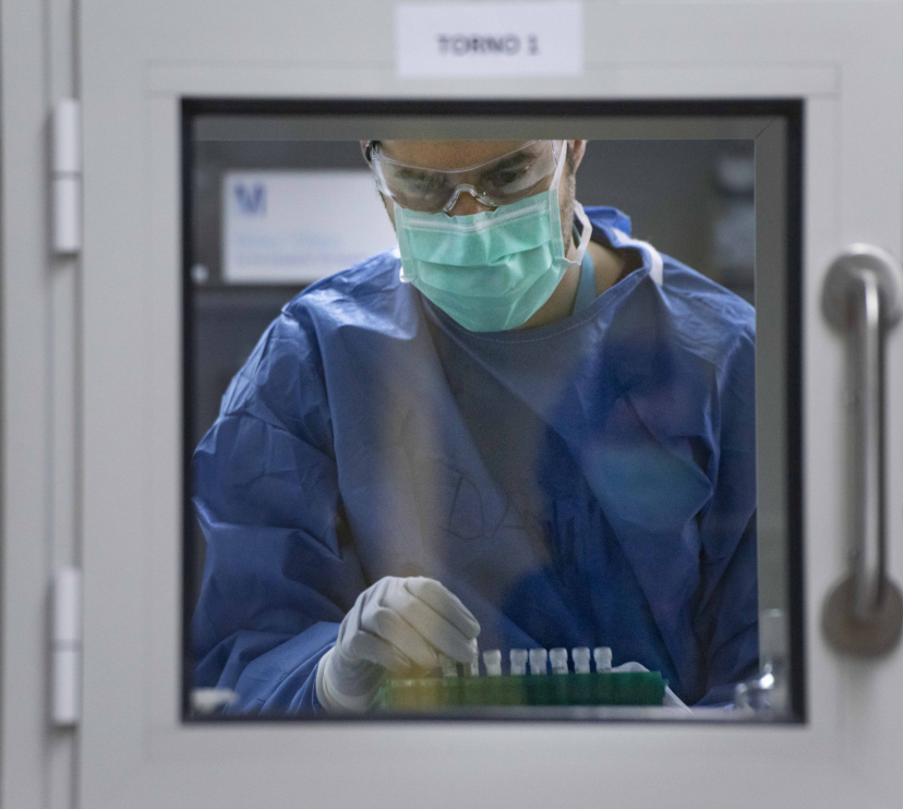 Un investigador recoge unas muestras en el laboratorio de bioseguridad de nivel 3 de IrsiCaixa.