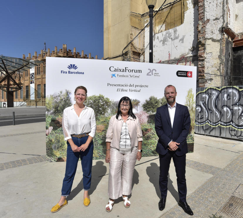 D’esquerra a dreta: la tinenta d’alcaldia d’Ecologia, Urbanisme, Infraestructures i Mobilitat de l’Ajuntament de Barcelona, Janet Sanz; la directora general adjunta de la Fundació ”la Caixa”, Elisa Durán, i el director de serveis de recintes i infraestructures de Fira de Barcelona, Marc Serra, han presentat un projecte pioner de bosc vertical amb arbres en suspensió, que se situarà a l’entrada de CaixaForum Barcelona.
